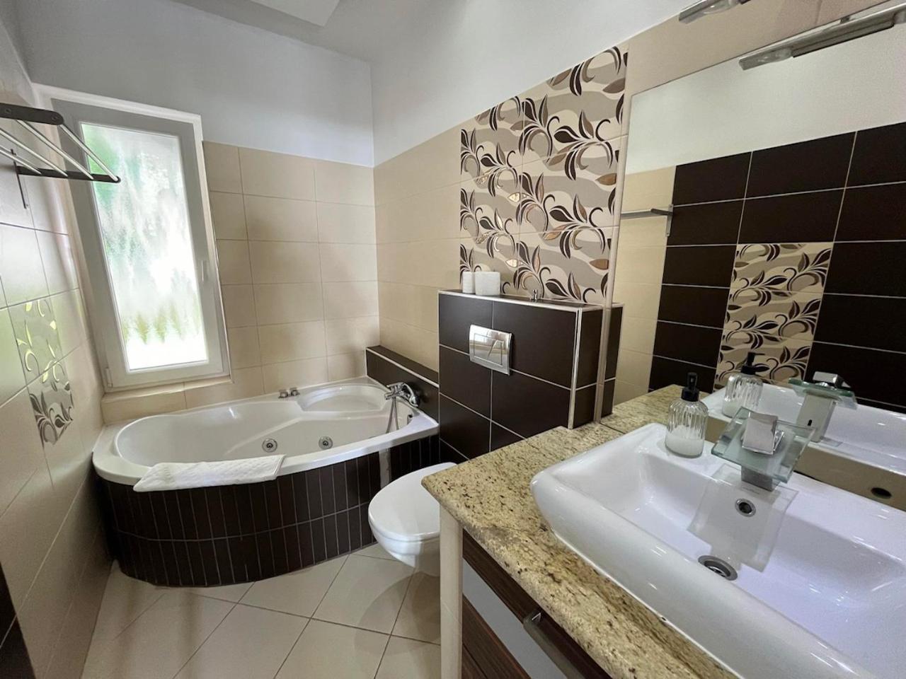 City Apartman Haz Balatonlelle Exterior photo